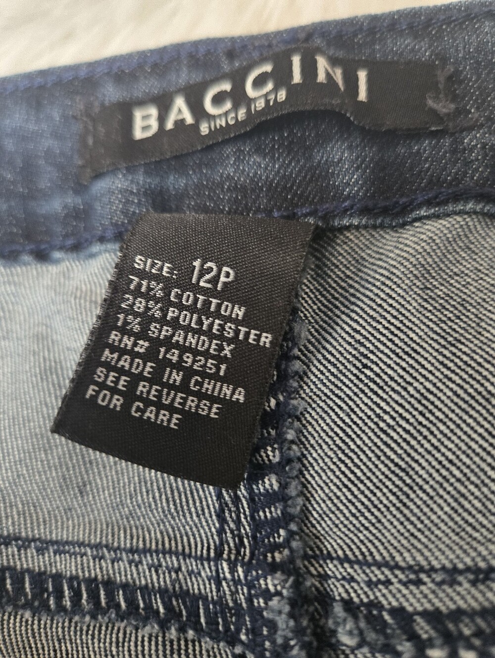 Baccini Dark Indigo Denim Cuffed Cropped Capri Jeans Floral Embroidery Size 12P - Picture 3 of 8